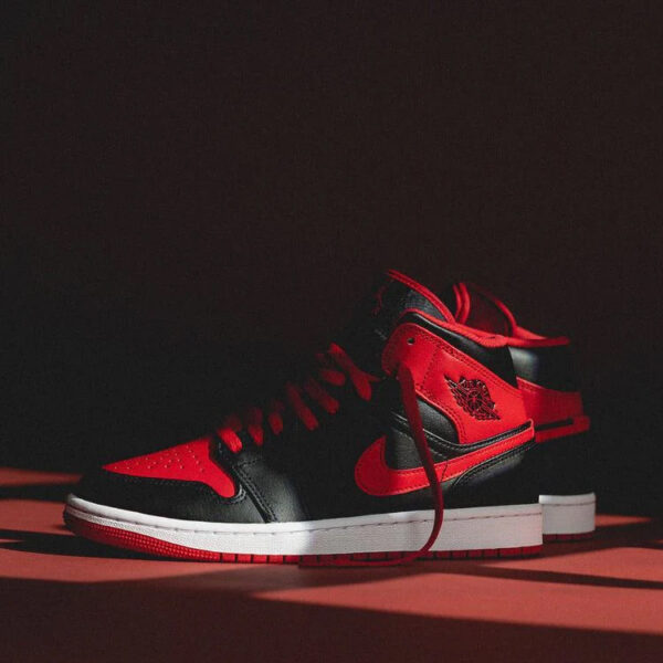 Air Jordan 1 Mid Alternate Bred