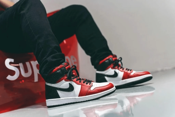 Air Jordan 1 Retro High Satin Snake Chicago