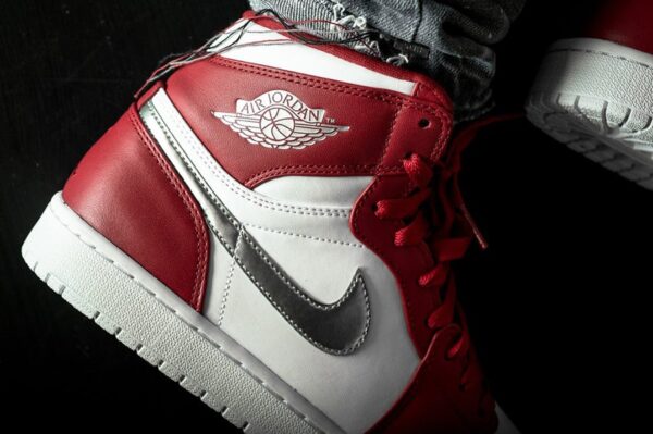 Air Jordan 1 Retro High ‘Silver Medal’