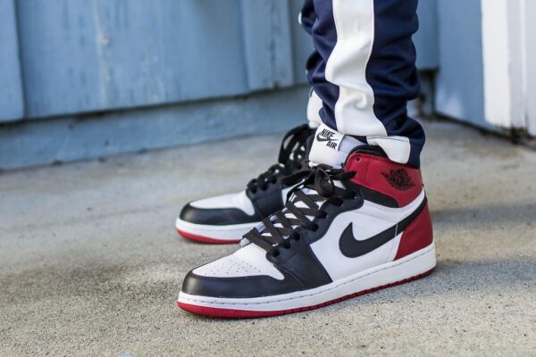 Air Jordan 1 Retro High OG ‘Black Toe’