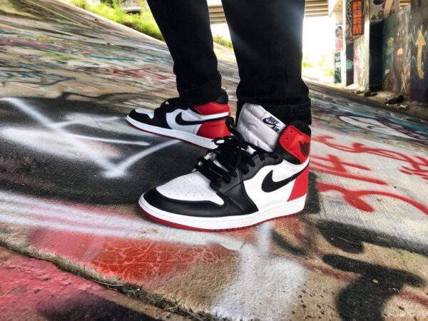 Air Jordan 1 Retro High OG ‘Black Toe’