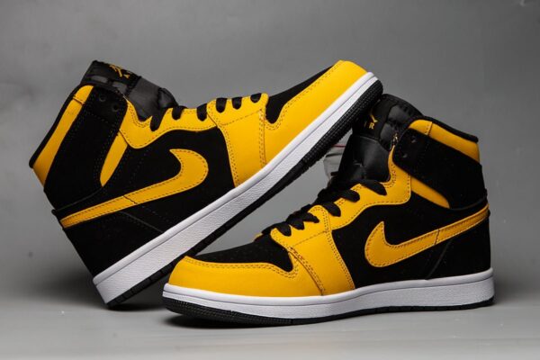 Air Jordan 1 Retro Mid ‘Reverse New Love’