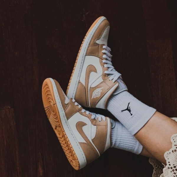 Air Jordan 1 Mid Tan Gum