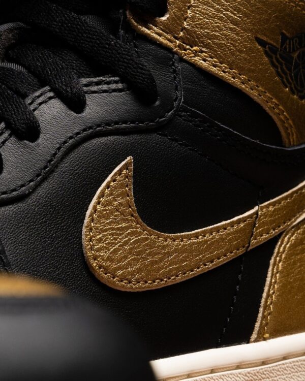 Air Jordan 1 Retro High OG “Metallic Gold”