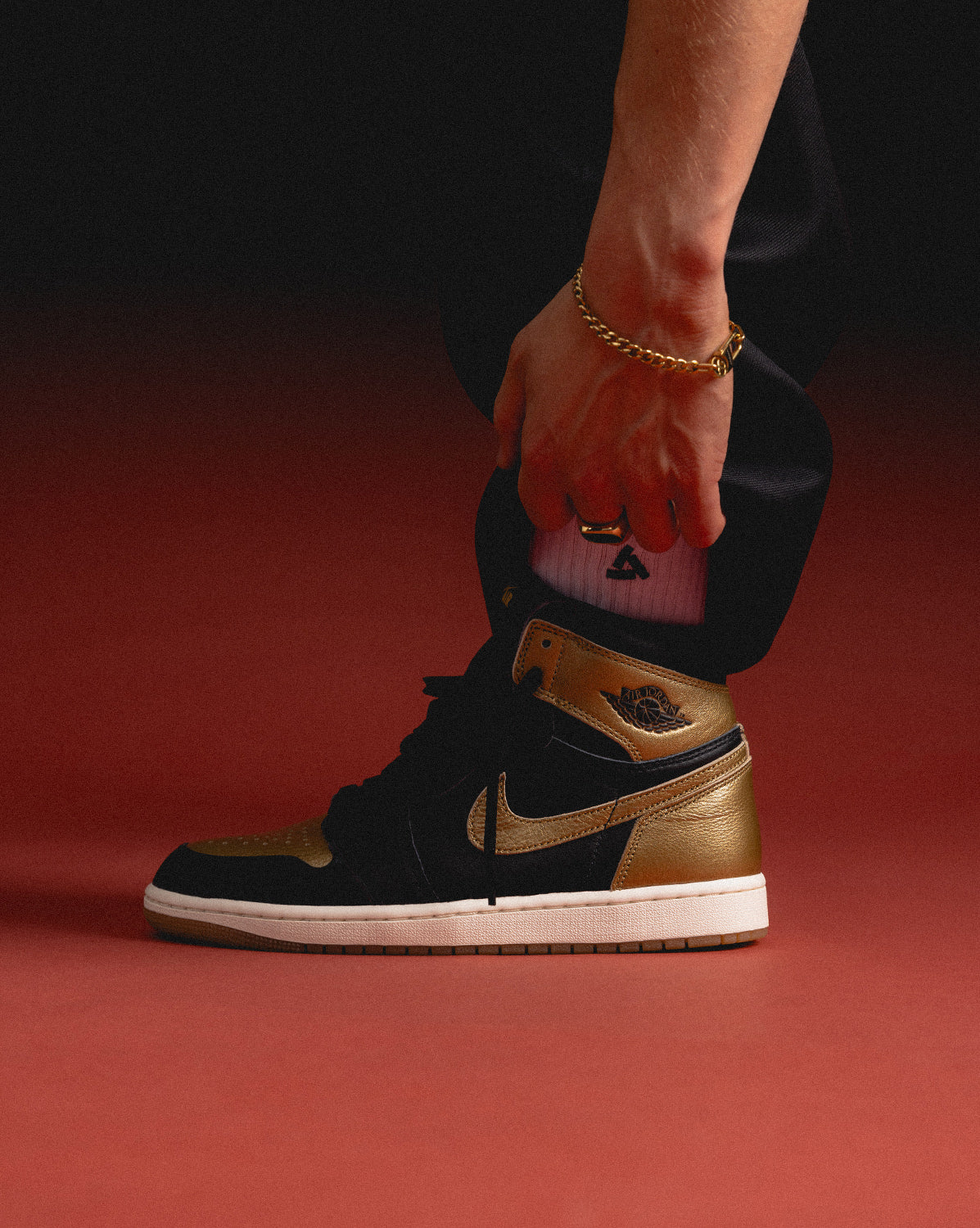 Air Jordan 1 Retro High OG “Metallic Gold”