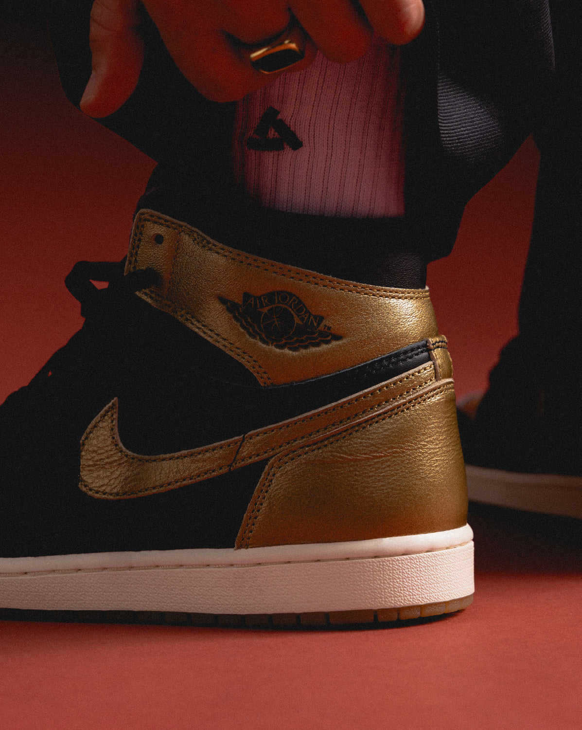 Air Jordan 1 Retro High OG “Metallic Gold”
